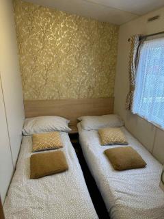 3 bedroom 8 berth Standard Basic caravans with Hot Tub,Mountain Bikes - 1