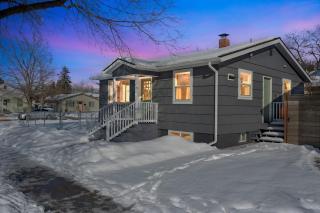 Modern 4BR Bungalow with AC, Fire Pit, and BBQ - 7