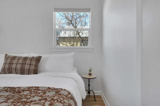 Modern 4BR Bungalow with AC, Fire Pit, and BBQ - 1