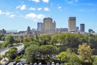 1BR • City View • Huntington • King Bed • 2 TVs - 1