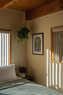 Sunshine Cabin Cozy 3BR Getaway and Deck - 6