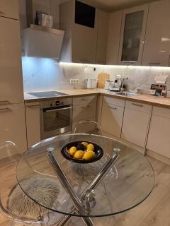 Berlin City West Lux Appartement KuDamm Adenauerplatz centrally located family group friendly Netflix - 9