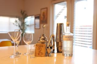 Modern Retro Close to DT, Zoo, Parking, Hot Tub - 5