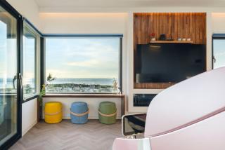 With UHouse4F, which boasts a fantastic ocean view - 4