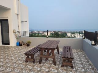 With UHouse4F, which boasts a fantastic ocean view - 1