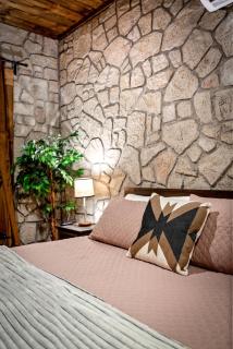 Cozy Cabin • Hot Tub • FirePit • King Bed • Arcade - Seaton Spring - 4