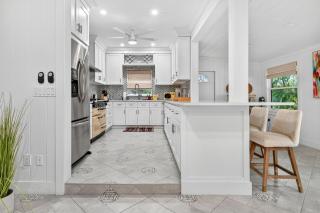 #NEW Palm Breeze HideawayPool Near DT! - 7