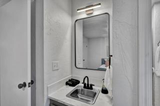 Chic Stay at The Hub with Free Parking and WiFi - 5