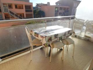 Appartement T2 avec terrasse au centre du Lavandou - FR-1-251-882 - 7