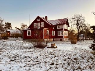 Large Cottage With Lively Garden On Ytterön - 9