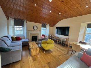 Hillside Residence - 10 guests 7 beds 15' centre - 0