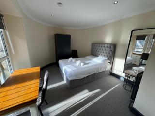 Hillside Residence - 10 guests 7 beds 15' centre - 5