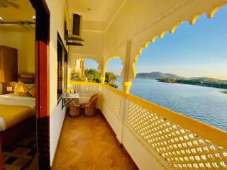 Hotel Vallabh at Pichola Lake Nathi Ghat Brahmpole Udaipur - 0