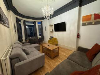 Monty's Residence - 10 Guests 7 Beds City Centre - 8