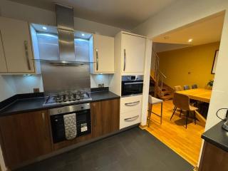 Weston's Penthouse sleep 10, 6 Beds Free Parking - 2