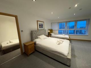 Weston's Penthouse sleep 10, 6 Beds Free Parking - 1