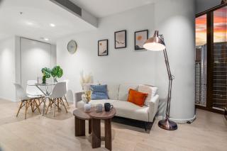 Skyline 2BR Sunset Retreat Balcony Bar & Views - 2