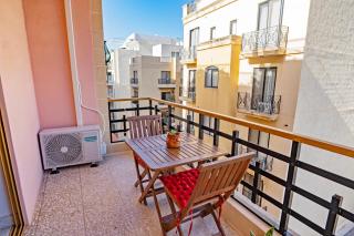 Spacious 3-Bedroom Apartment with Balconies-Central Sliema - 9