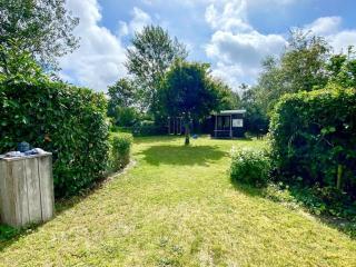 spacious bungalow surrounded large garden - 8