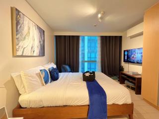 BGC High Rise, Uptown Mall Connector, 5G WiFi, Pool, Ste 15 - 0