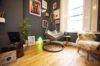 Stylish 2-Bed 2-Bath Flat in Historic Lace Market - 6