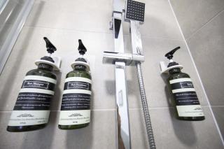 Stylish 2-Bed 2-Bath Flat in Historic Lace Market - 4