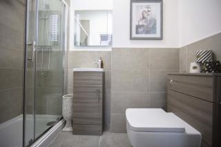 Stylish 2-Bed 2-Bath Flat in Historic Lace Market - 3