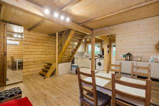 Całoroczny, drewniany domek przy lesie - 4