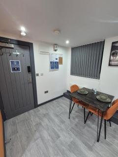 The Orange Outpost - Modern Studio Near Alhambra - 4