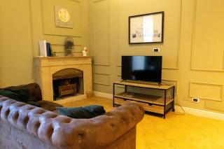 Historic Home with Frescoes near the Royal Palace - 8