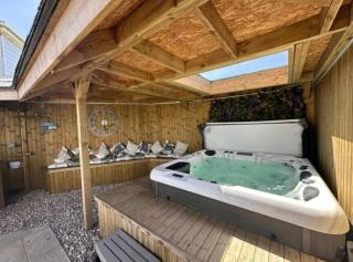 Private Retreat Hot Tub Fire Pit Patio Romantic - 2