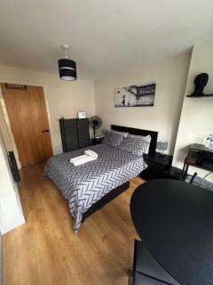 Cosy Private Room with private Bathroom - Your Perfect Gateway! - 8