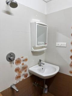 Designer Room in Villa with Gym, Garden, Free Parking and WiFi - 2