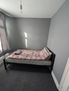 Grangewood Avenue, Rainham, RM13 9PA - 4