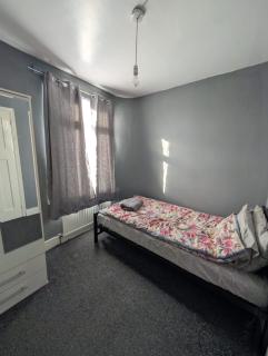 Grangewood Avenue, Rainham, RM13 9PA - 6