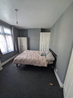 Grangewood Avenue, Rainham, RM13 9PA - 7