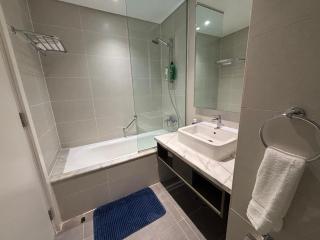 Contemporary Studio in Business Bay - Burj Khalifa View - Gym & Pool - 4