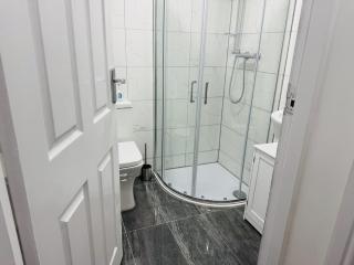 Modern 1BR Home in Clayton-le-moors - 1