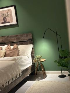 Modern Private Suite Queen Bed, Ensuite Bathroom - 4