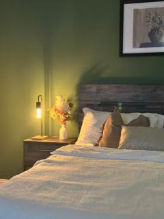 Modern Private Suite Queen Bed, Ensuite Bathroom - 2