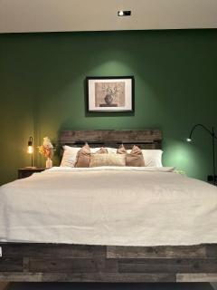 Modern Private Suite Queen Bed, Ensuite Bathroom - 1