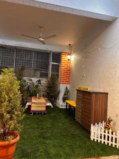 Designer Room in Villa with Gym, Garden, Free Parking and WiFi - 8