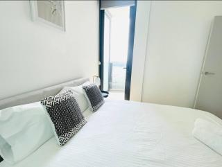 Waterview Family Residence at Rhodes with 3 bedrooms, Parking - 6