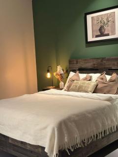 Modern Private Suite Queen Bed, Ensuite Bathroom - 0