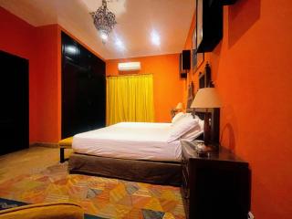 Maison Yves st Laurent - Piscine - 1