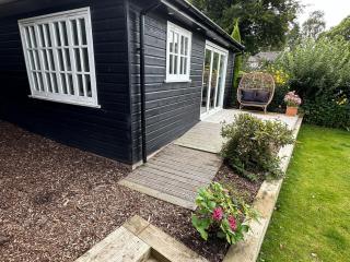 Peaceful Garden Cottage - 8