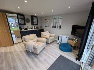 Peaceful Garden Cottage - 4