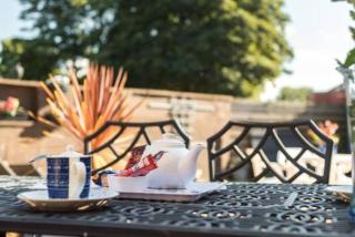 2BR Hotel-Style Near Beach, Free Parking, Sleeps 4 - 7