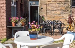 2BR Hotel-Style Near Beach, Free Parking, Sleeps 4 - 5