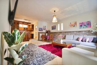 Cozy tricolor 2 bdr apt with gym & parking - 0